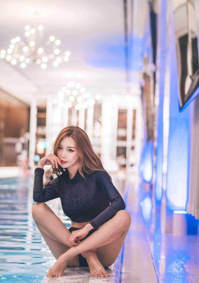 特别专辑性感嫩模黑色比基尼泳池魅惑图片