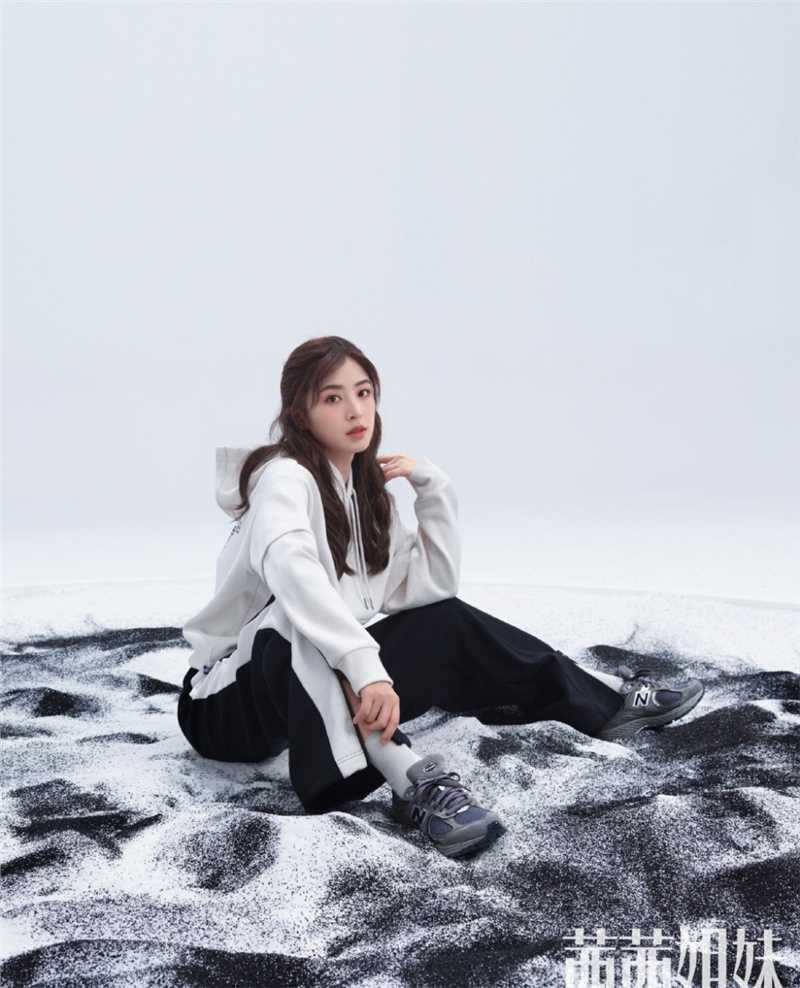 最全"甜美女神"张含韵反差感时尚大片相册