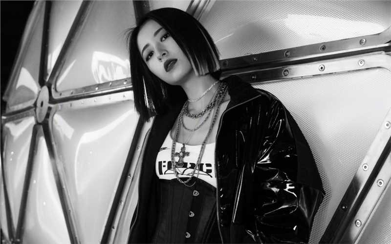 周雨彤挂耳染时尚图片