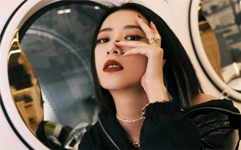 周雨彤挂耳染时尚图片