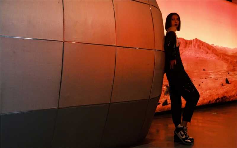 周雨彤挂耳染时尚图片