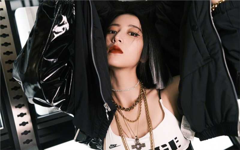 周雨彤挂耳染时尚图片