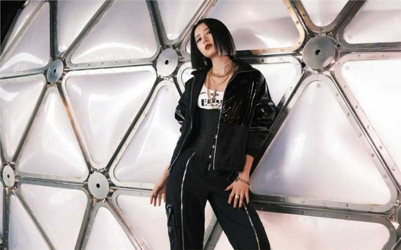 周雨彤挂耳染时尚图片