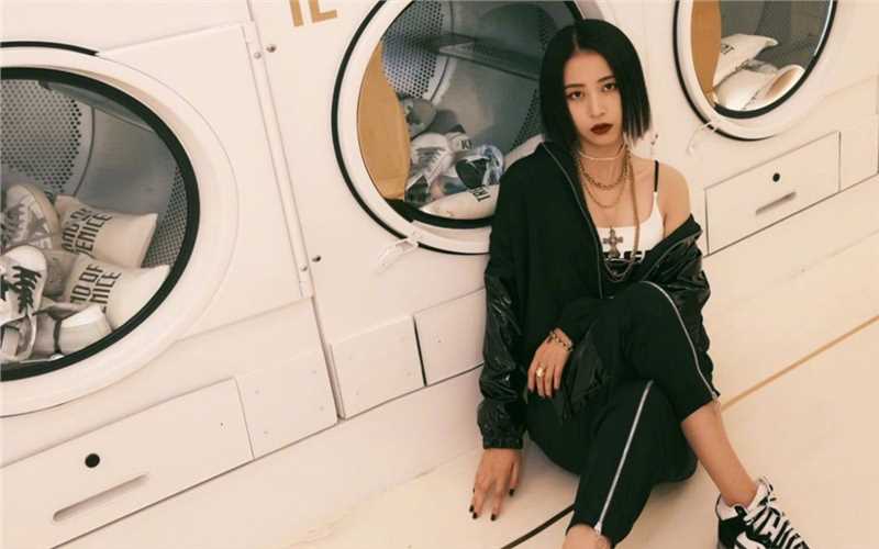 周雨彤挂耳染时尚图片