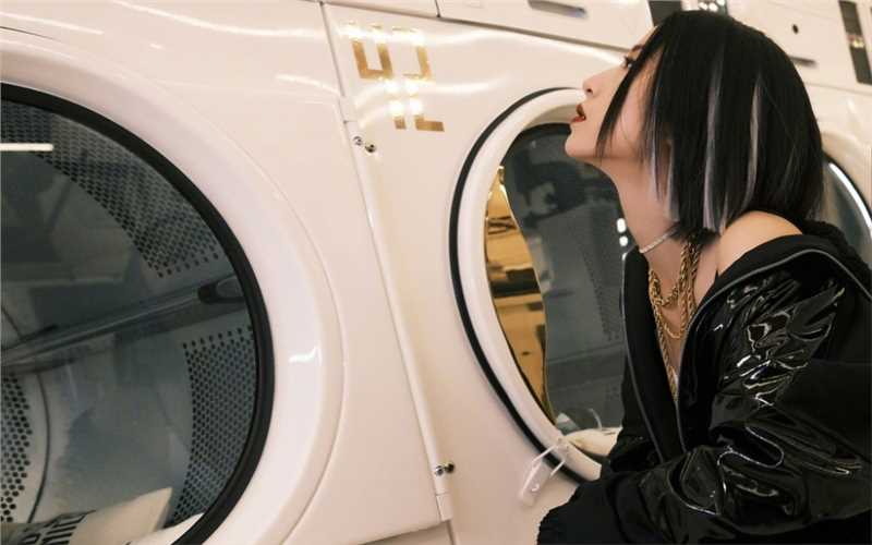 周雨彤挂耳染时尚图片