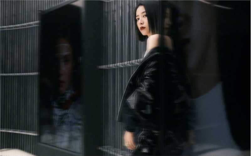 周雨彤挂耳染时尚图片