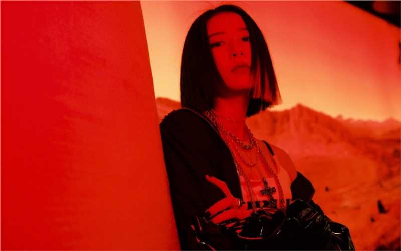 周雨彤挂耳染时尚图片