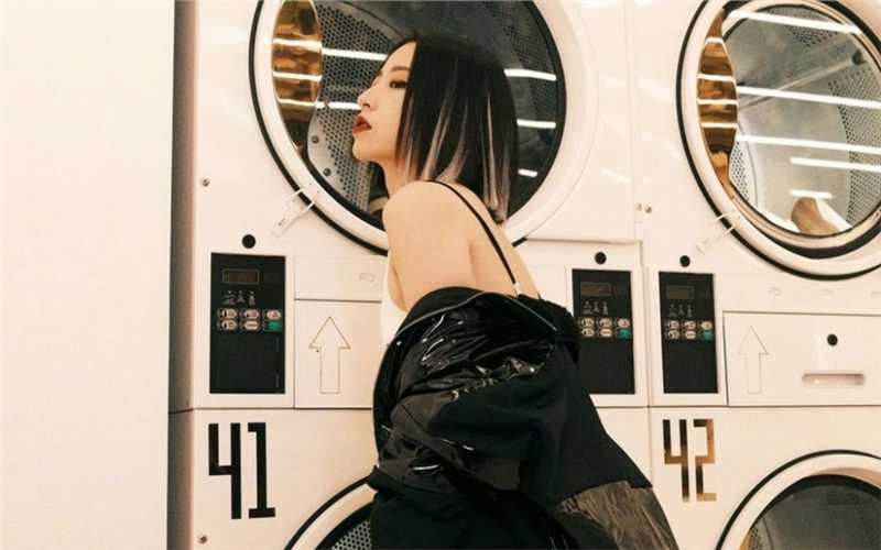 周雨彤挂耳染时尚图片