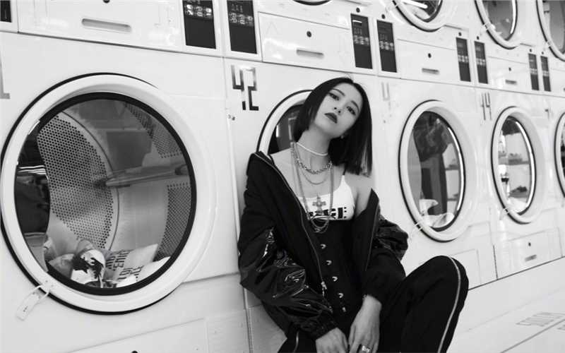 周雨彤挂耳染时尚图片