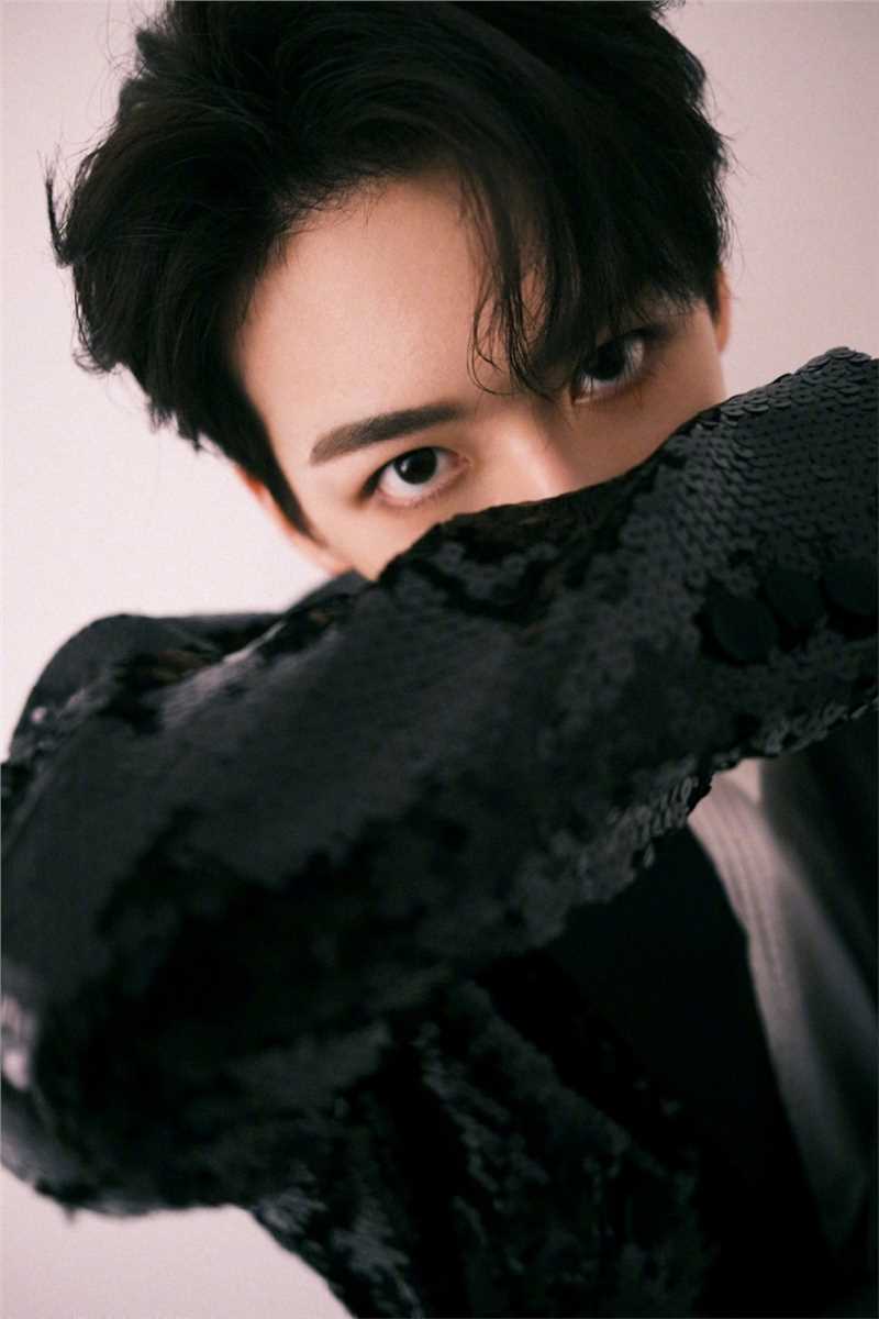 最全R1SE何洛洛黑色亮片西装时尚大片相册