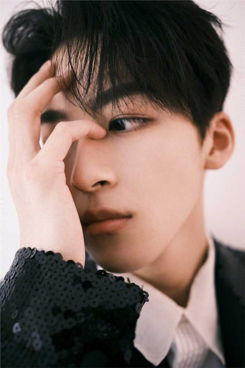 最全R1SE何洛洛黑色亮片西装时尚大片相册