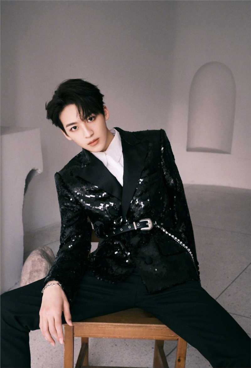 最全R1SE何洛洛黑色亮片西装时尚大片相册