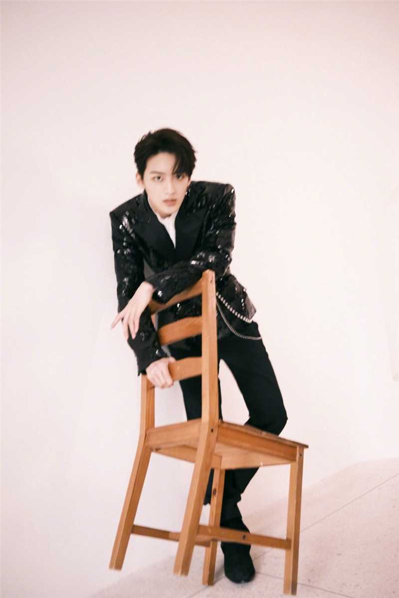 最全R1SE何洛洛黑色亮片西装时尚大片相册