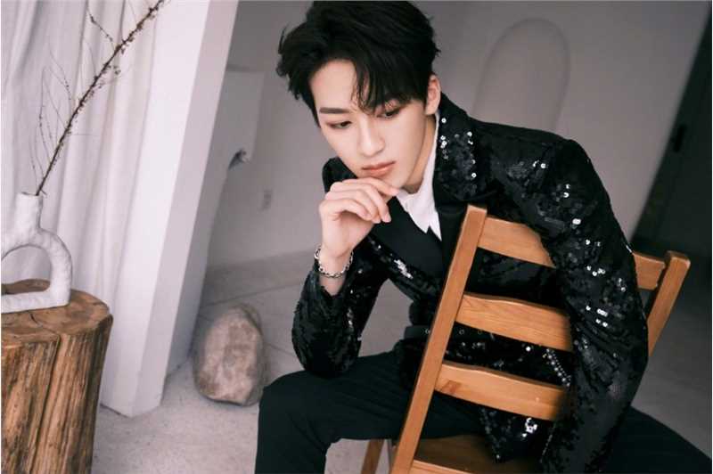 最全R1SE何洛洛黑色亮片西装时尚大片相册