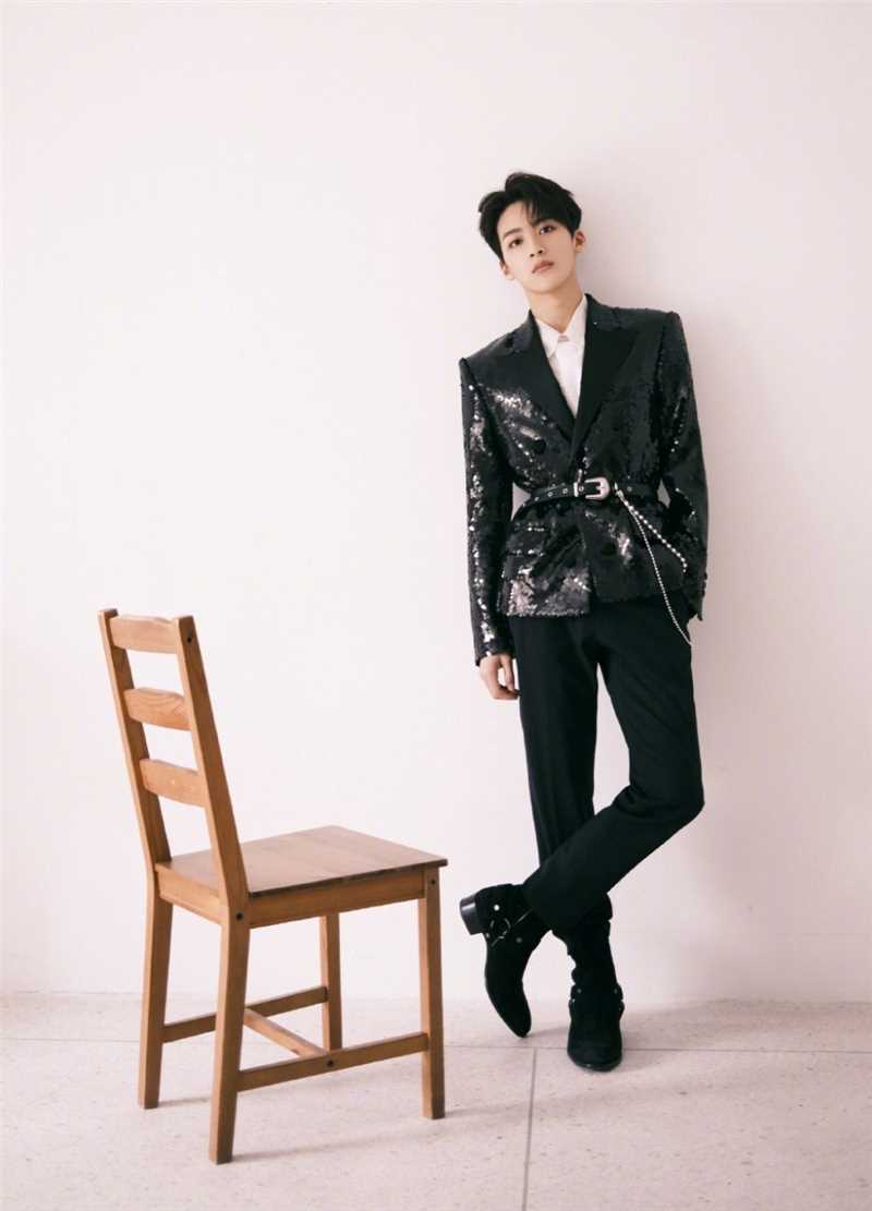 最全R1SE何洛洛黑色亮片西装时尚大片相册