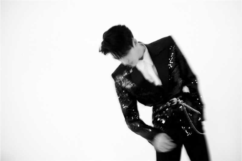 最全R1SE何洛洛黑色亮片西装时尚大片相册