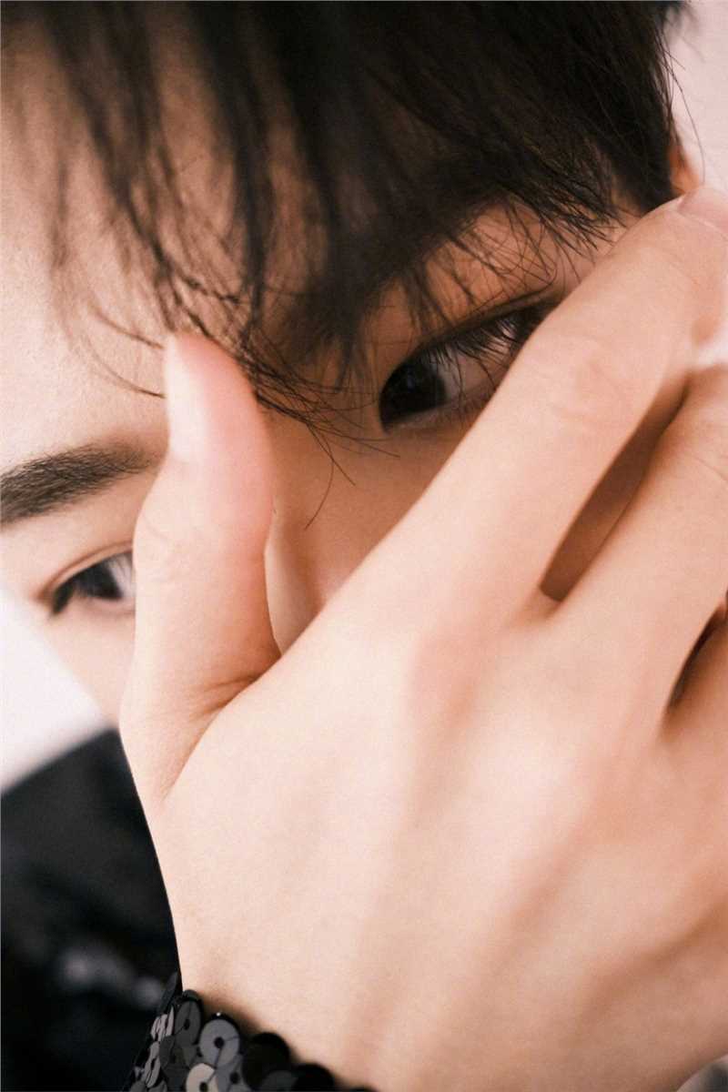 最全R1SE何洛洛黑色亮片西装时尚大片相册