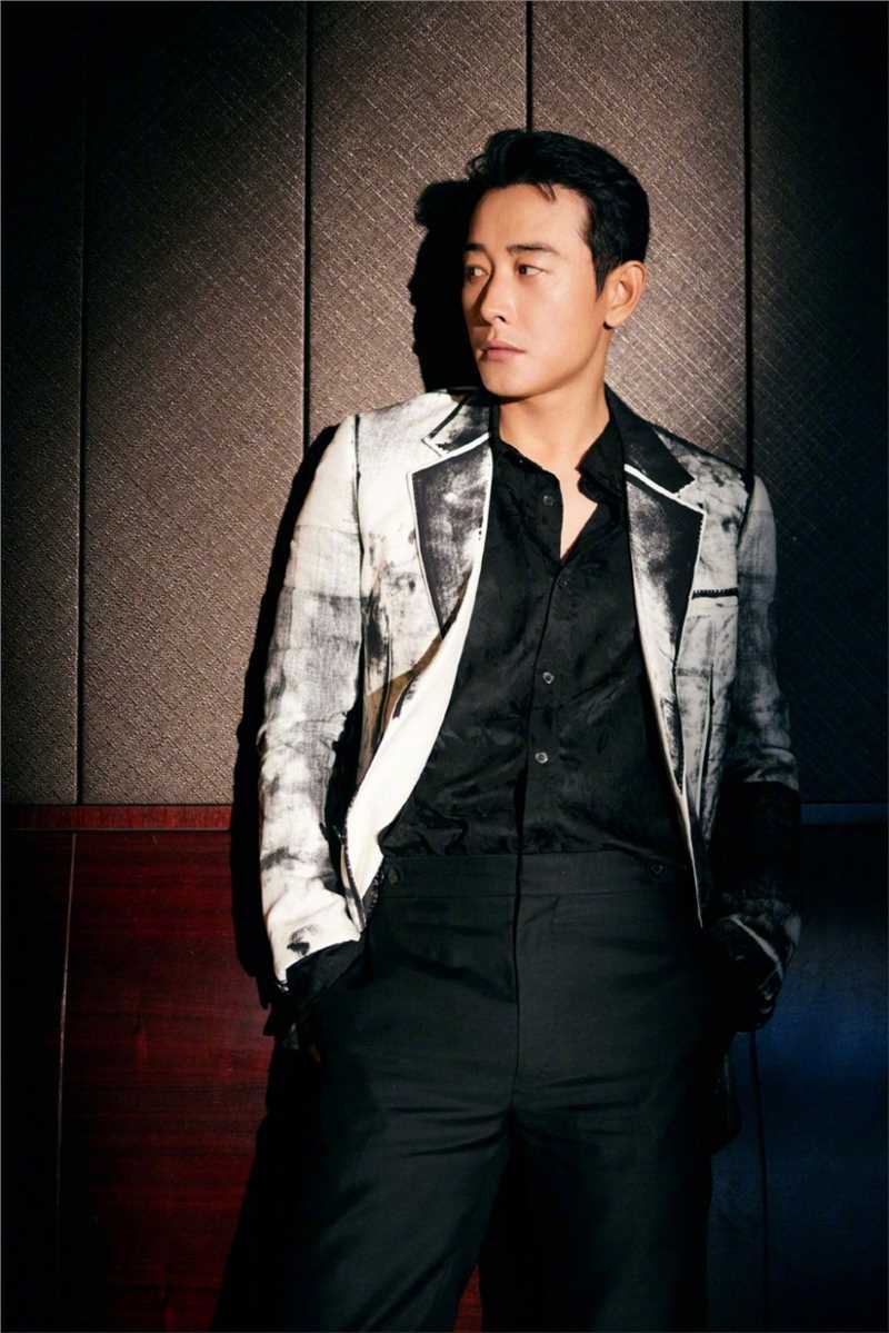 罗晋灯光幻影成熟风时尚图片