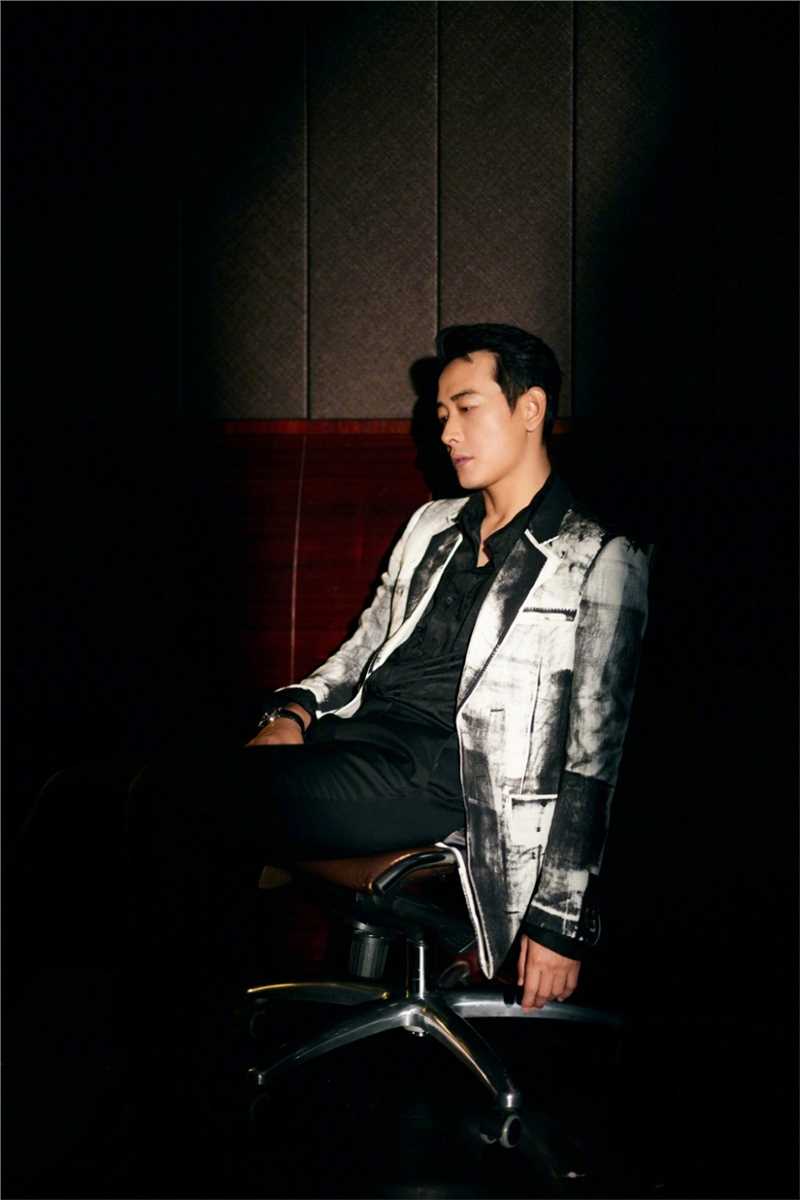 罗晋灯光幻影成熟风时尚图片