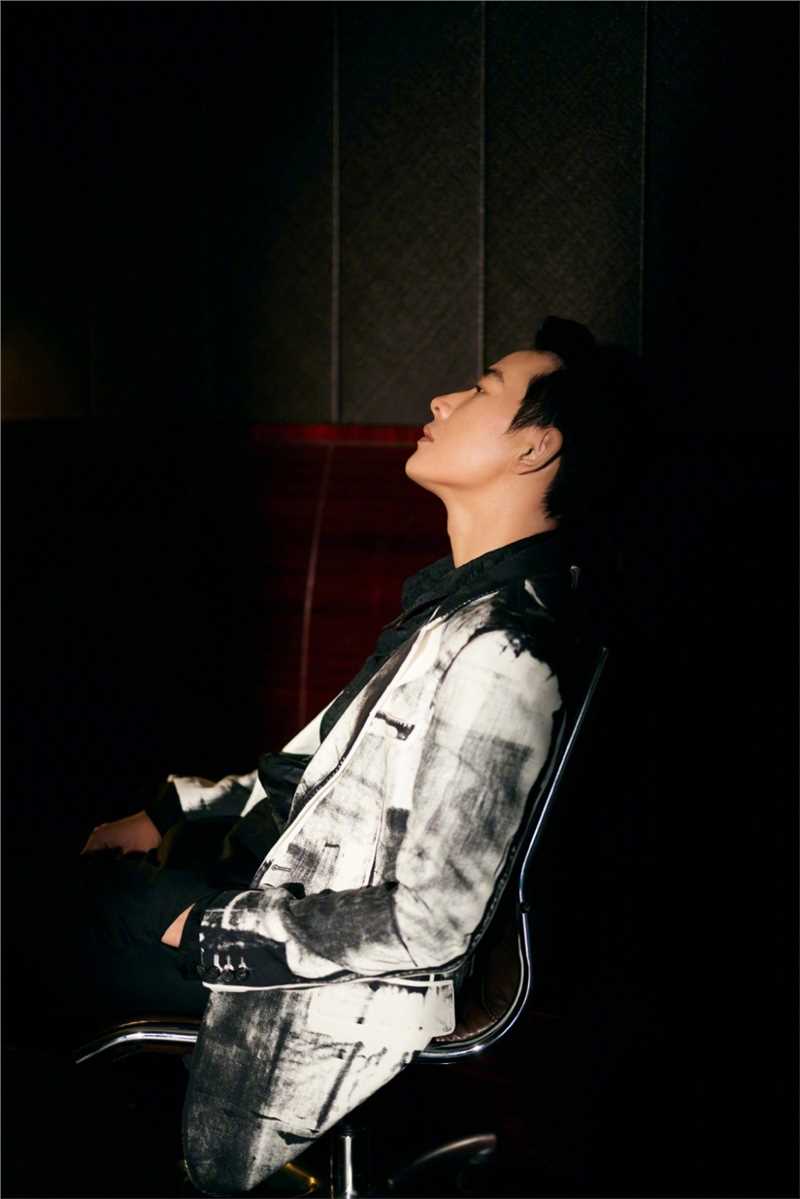 罗晋灯光幻影成熟风时尚图片