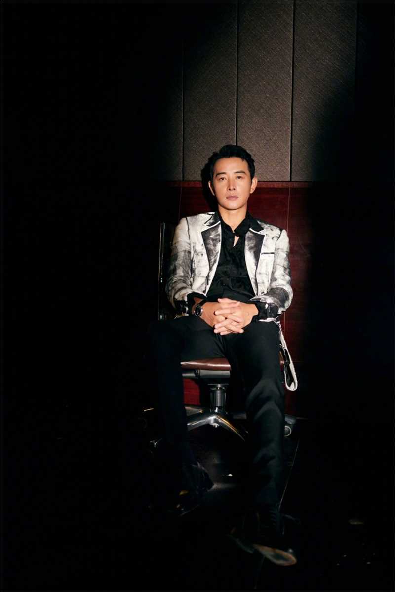 罗晋灯光幻影成熟风时尚图片