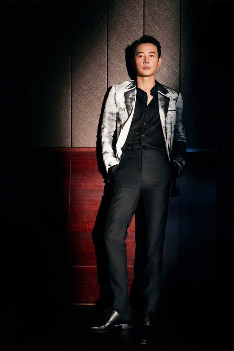 罗晋灯光幻影成熟风时尚图片