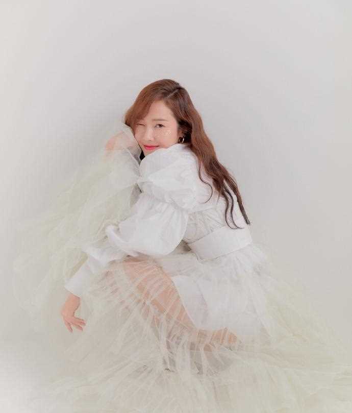 性感女神郑秀妍红色短裙个性图片合集