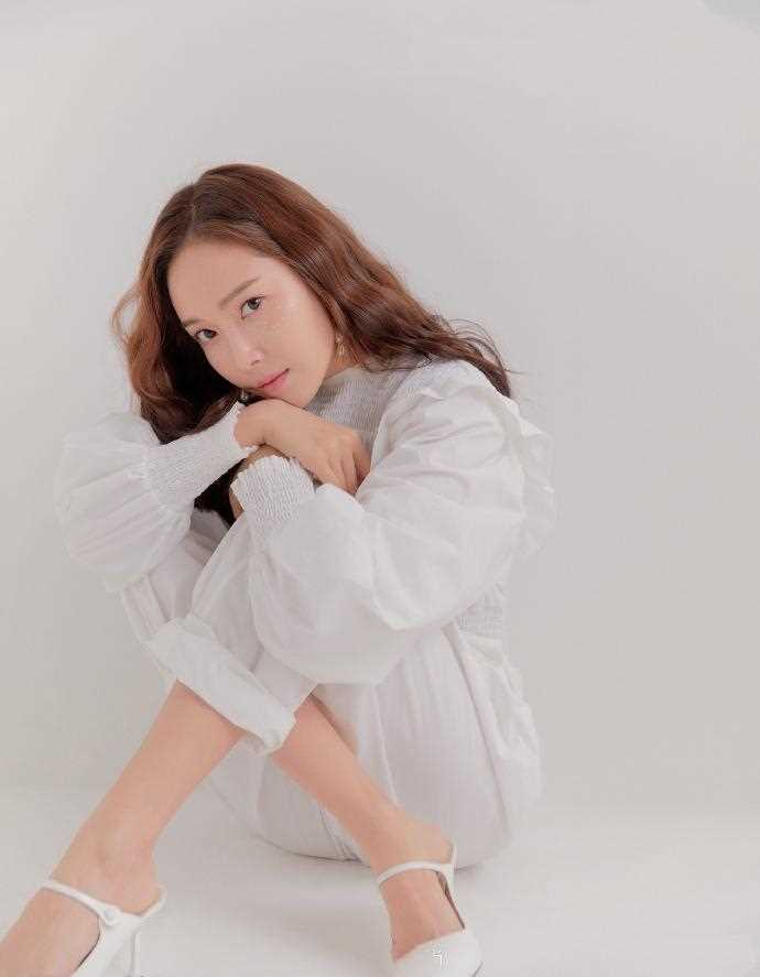 性感女神郑秀妍红色短裙个性图片合集