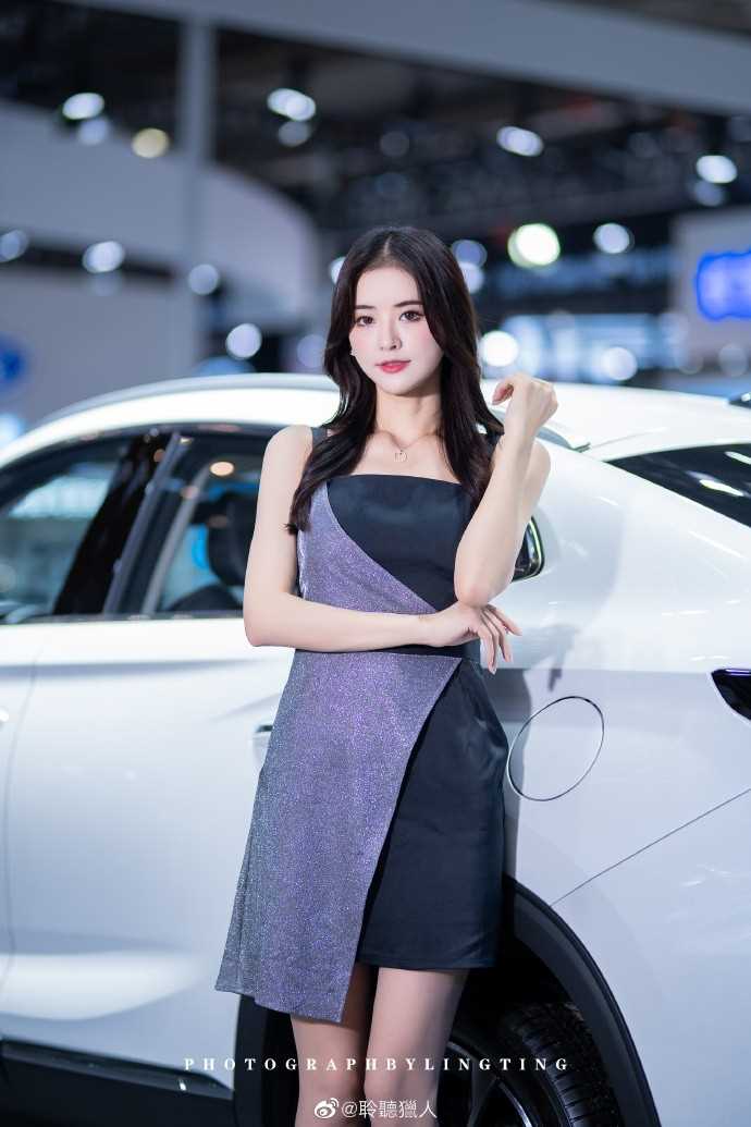 高清超高颜值的车模小姐姐高跟细腿媚态图册