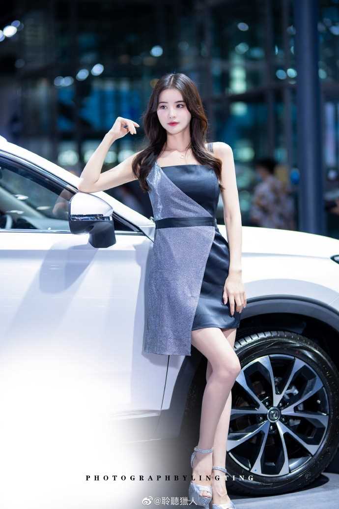 高清超高颜值的车模小姐姐高跟细腿媚态图册