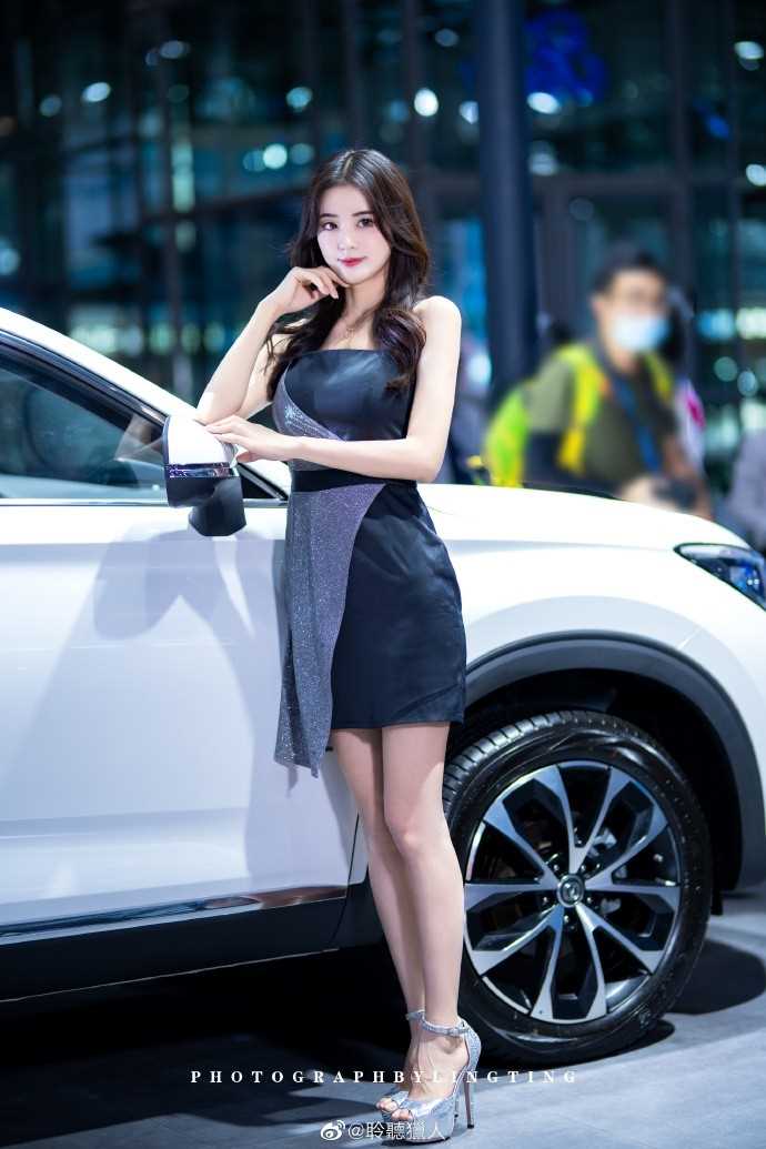 高清超高颜值的车模小姐姐高跟细腿媚态图册