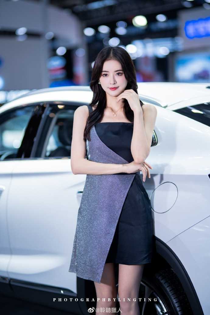 高清超高颜值的车模小姐姐高跟细腿媚态图册