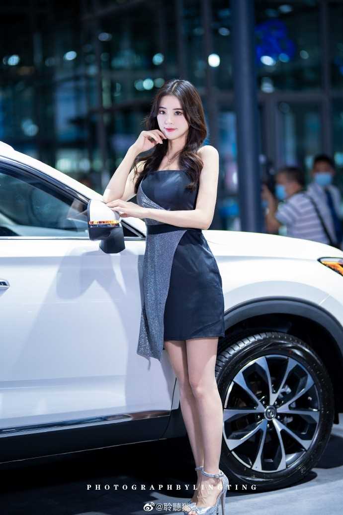 高清超高颜值的车模小姐姐高跟细腿媚态图册
