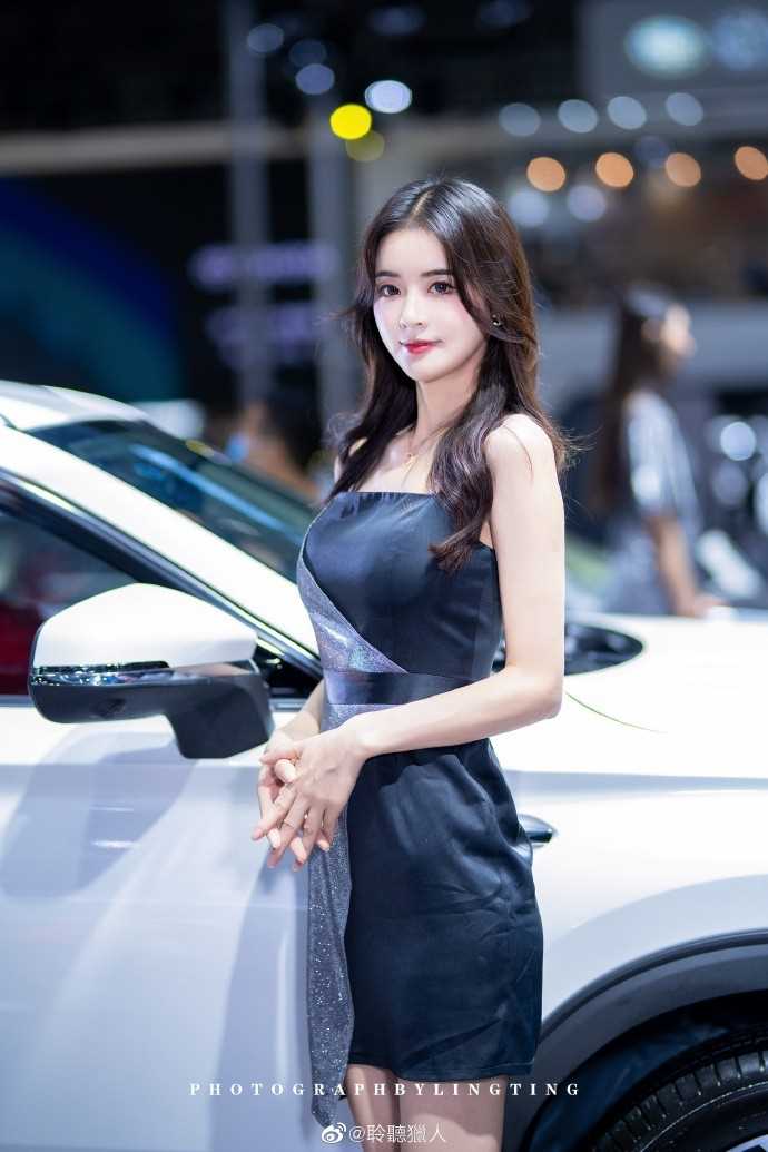 高清超高颜值的车模小姐姐高跟细腿媚态图册