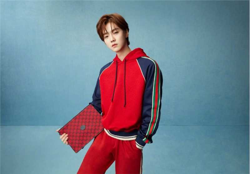 鹿晗520浪漫系列红蓝碰撞时尚大片