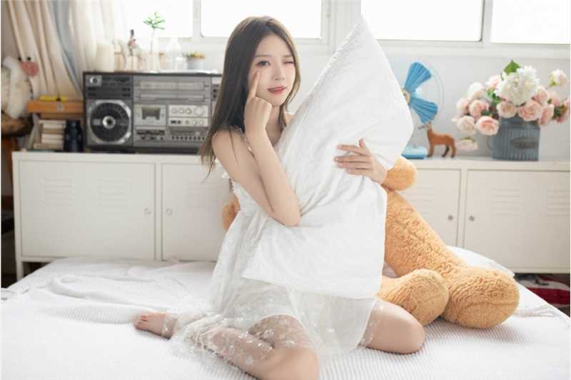 神仙颜值美女白色吊带裙性感图片