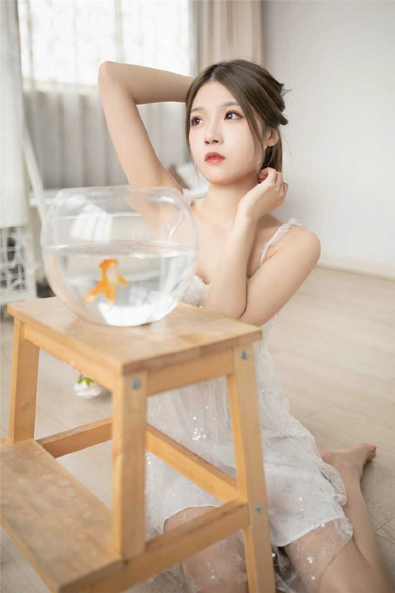 神仙颜值美女白色吊带裙性感图片