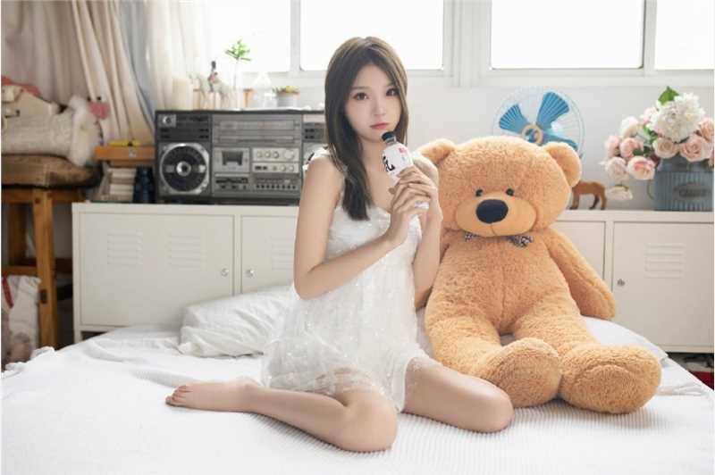 神仙颜值美女白色吊带裙性感图片