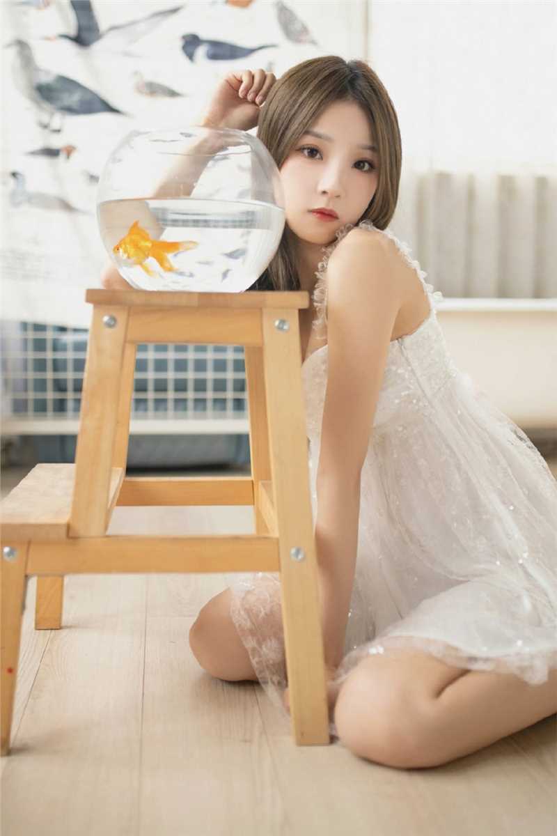 神仙颜值美女白色吊带裙性感图片