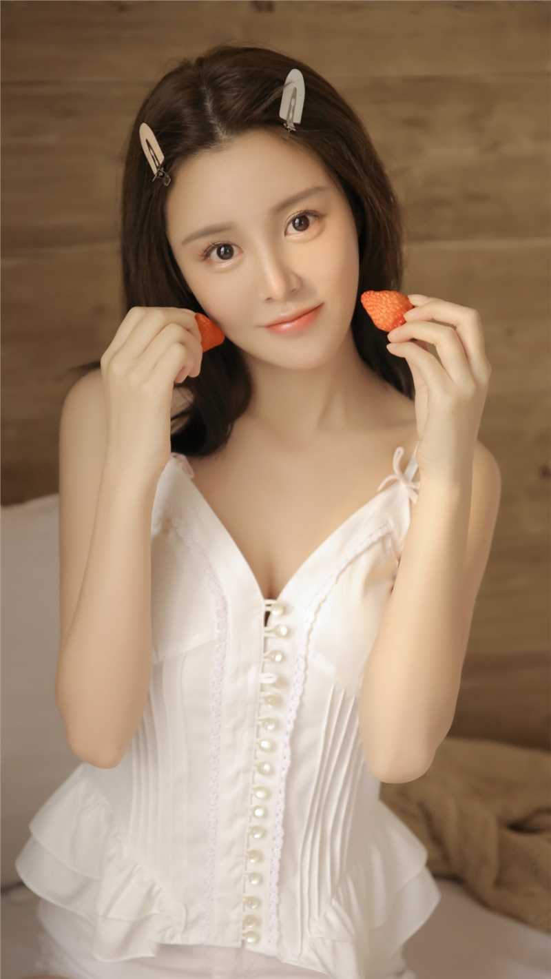 优质白色吊带美女香肩外露性感图片合集相册