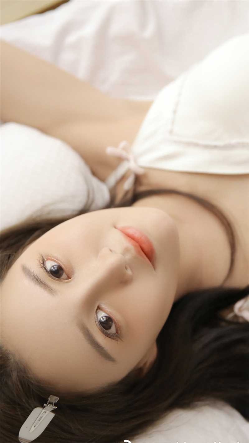 优质白色吊带美女香肩外露性感图片合集相册