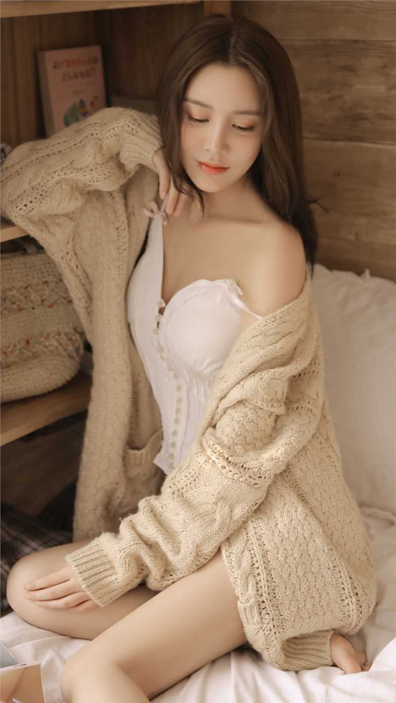 优质白色吊带美女香肩外露性感图片合集相册