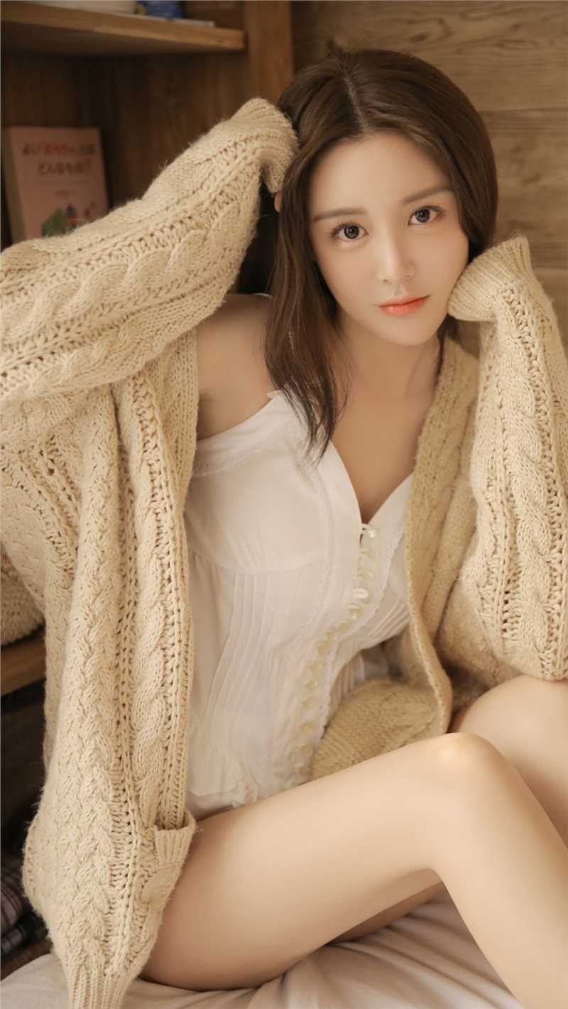 优质白色吊带美女香肩外露性感图片合集相册