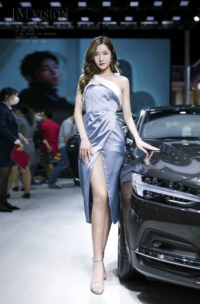 高清养眼的美女车模真丝开叉裙子高跟长腿图片图集