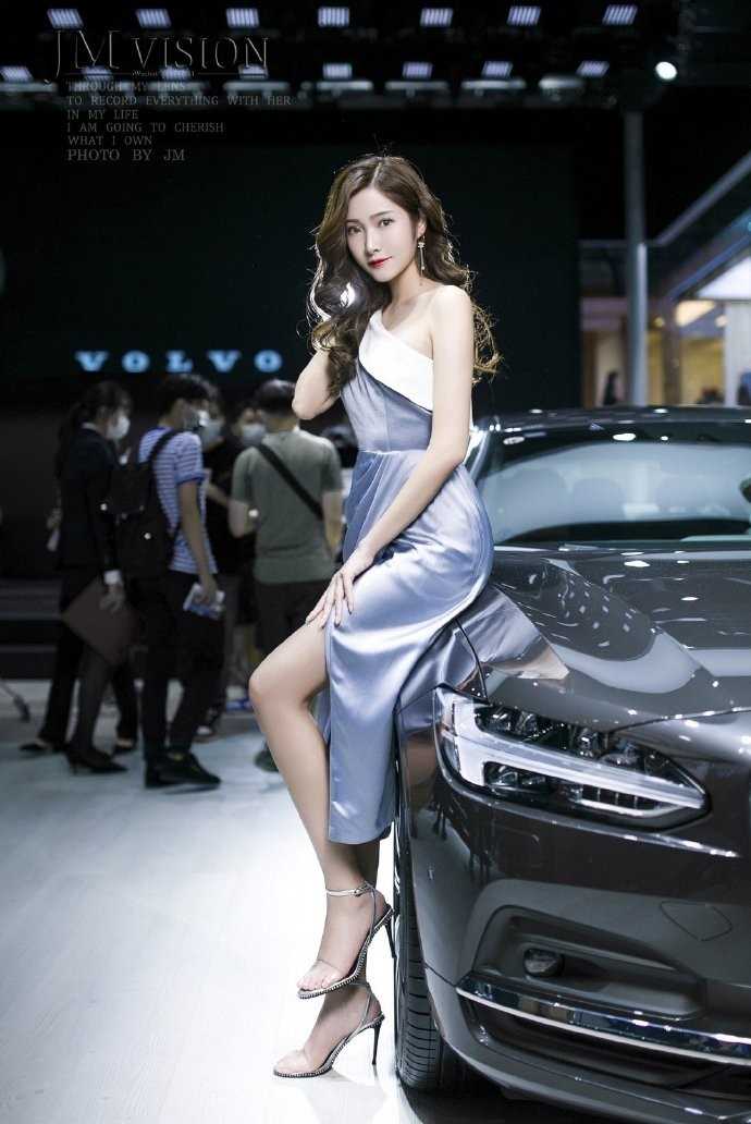 高清养眼的美女车模真丝开叉裙子高跟长腿图片图集