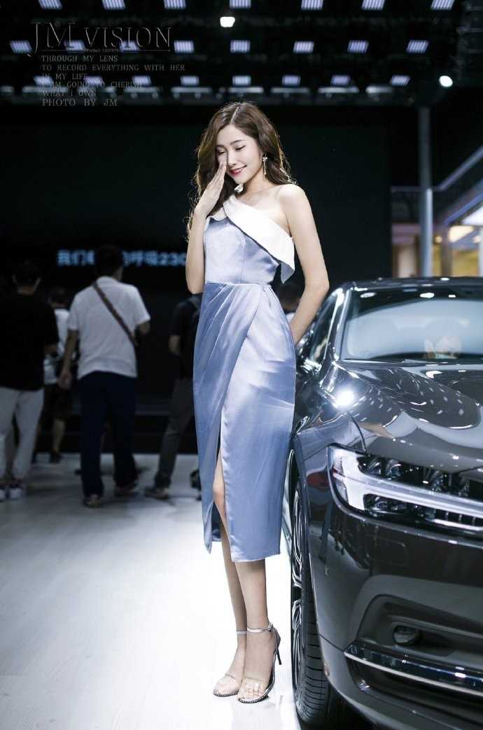 高清养眼的美女车模真丝开叉裙子高跟长腿图片图集