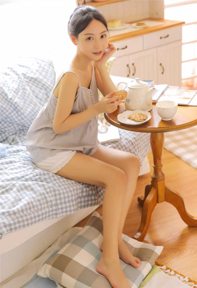 吊带裙少女慵懒风甜美图片