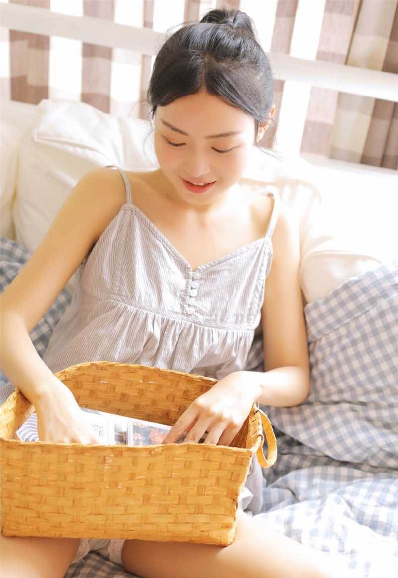 吊带裙少女慵懒风甜美图片