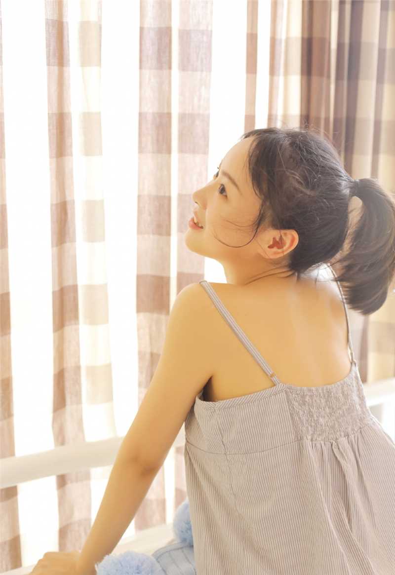 吊带裙少女慵懒风甜美图片