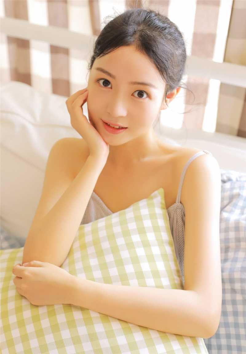 吊带裙少女慵懒风甜美图片